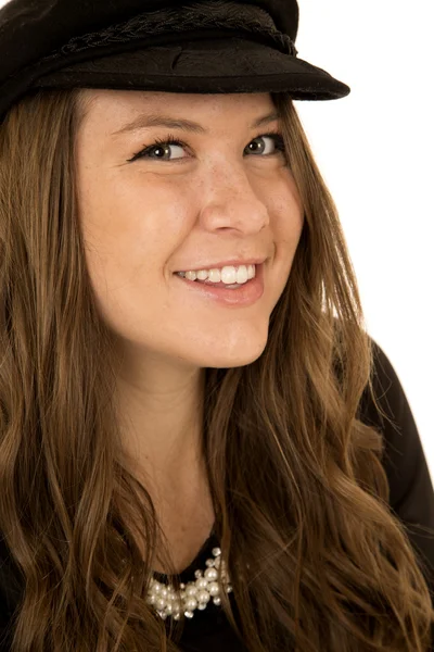 Donna primo piano con un cappello nero che guarda lateralmente — Foto Stock