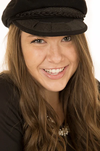 Linda mujer morena con un sombrero negro sonriendo Fotos De Stock