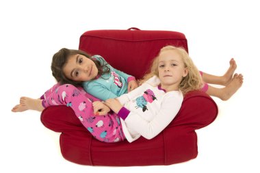 Rahatlatıcı kış pijama giymiş iki sevimli kız