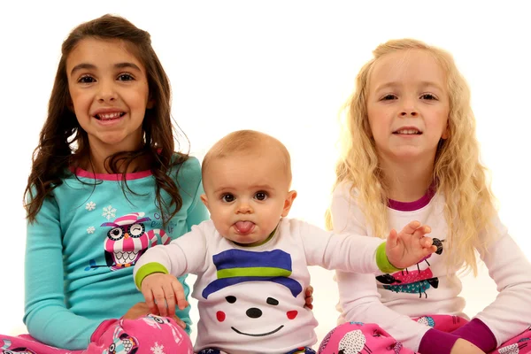 Lindos niños pequeños con pijamas de invierno con una expresión divertida — Foto de Stock