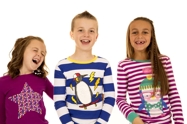 Drei entzückende Kinder lachen in farbenfroher Weihnachtspaja — Stockfoto