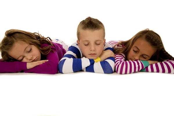 Drie kinderen vaststelling van dragend pyjama's de winter in slaap — Stockfoto