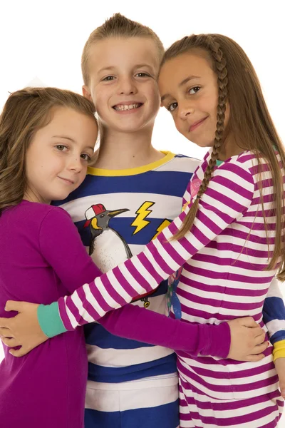 Portrait de trois enfants mignons portant un pyjama de Noël — Photo