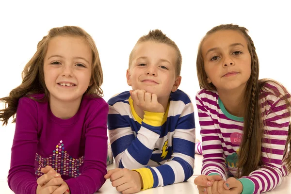 Tři roztomilé děti, kterým se stanoví s zábavné výraz — Stock fotografie