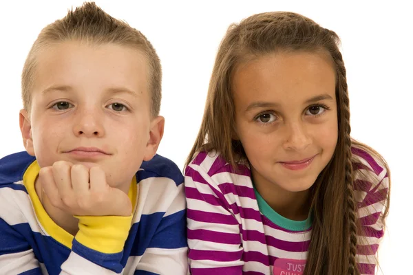 Menino e menina deitado para um retrato casual — Fotografia de Stock