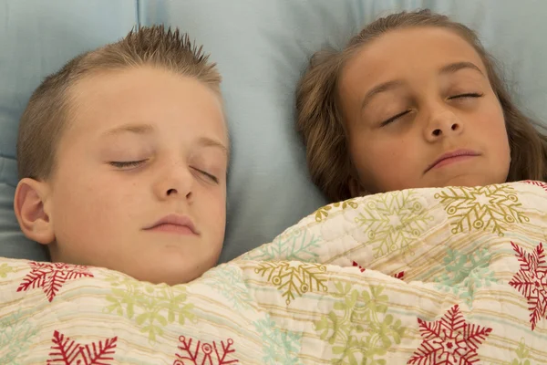 Mignons jeunes enfants endormis avec un oreiller et une couverture — Photo