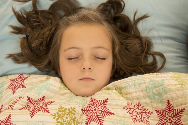 Belle jeune fille dormant avec des cheveux sauvages — Photo