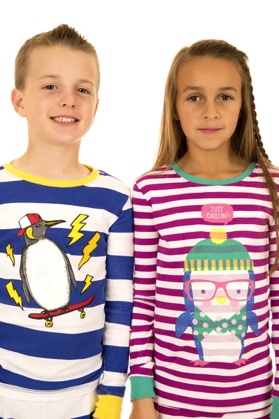 Christmas pyjamas porträtt av en flicka och en pojke — Stockfoto