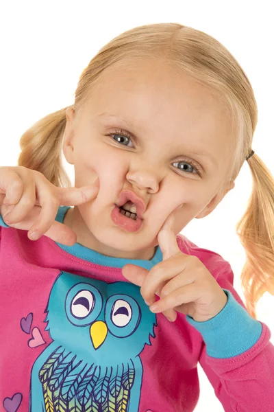 Söt blåögd tjej krossa hennes kinder med fingrarna — Stockfoto