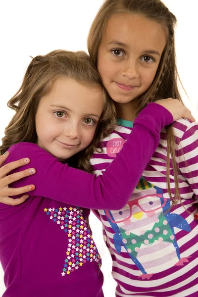 Dvě dívky bratranci pyžamo Vánoce objímaly Royalty Free Stock Obrázky