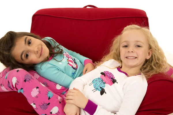 Dvě roztomilé mladé dívky, které jsou v zimě pyžamu Stock Snímky