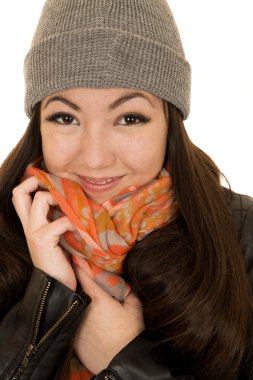 Onu şapka ve bere snuggling esmer teen modeli