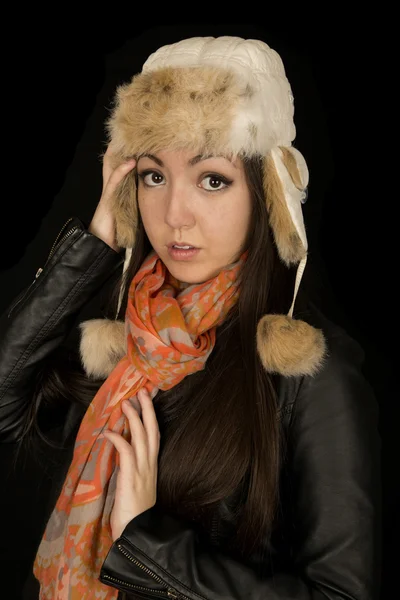 Regard élégant sur le visage du jeune modèle portant un chapeau d'hiver — Photo