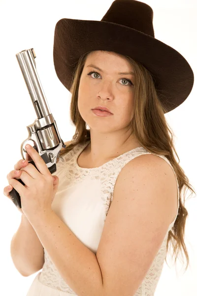 Cowgirl hält Revolver mit ernstem Gesichtsausdruck — Stockfoto