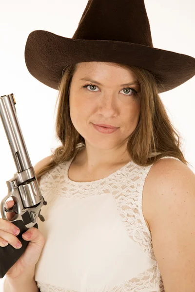 女牛仔拿左轮手枪的傻笑着她的脸上 — 图库照片