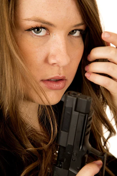 Kvinnlig modell anläggning pistol nära upp allvarliga uttryck — Stockfoto