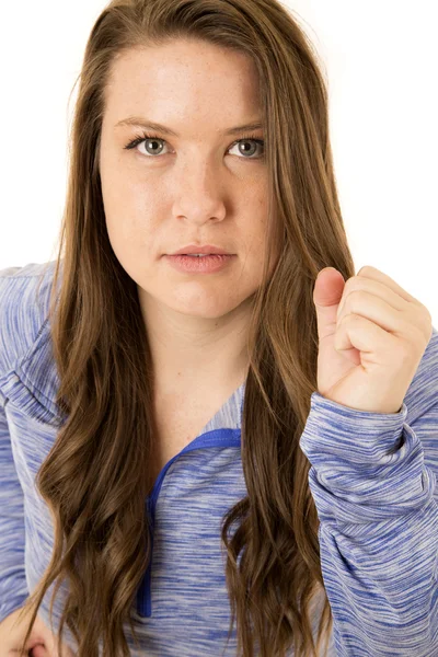 Kvinnlig modell kör motion mot kameran nära upp porträtt — Stockfoto