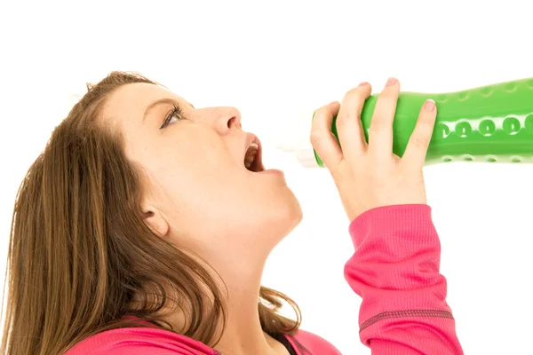 Genç kadın içme suyu yeşil su şişe — Stok fotoğraf