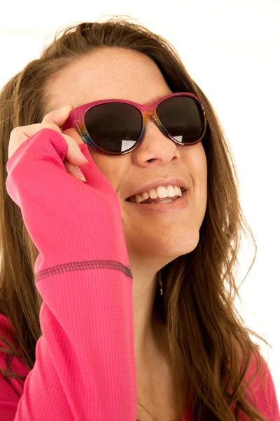 Feliz joven modelo femenino luciendo gafas de sol rosadas — Foto de Stock