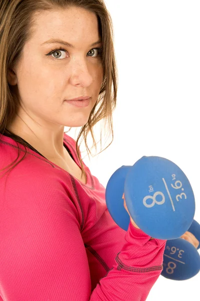 Retrato de una modelo femenina levantando pesas azules — Foto de Stock