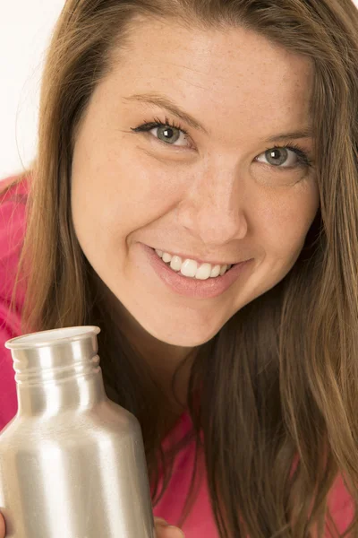 Feliz portrati de modelo femenino sosteniendo una botella de agua de metal — Foto de Stock