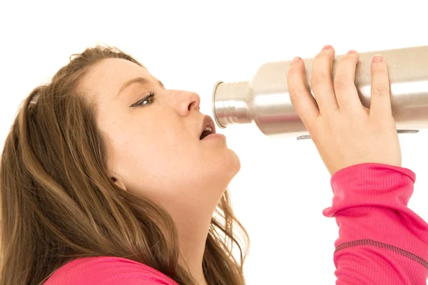 Vrouwelijke model brunetter drinken uit een roestvrij staal water bot — Stockfoto