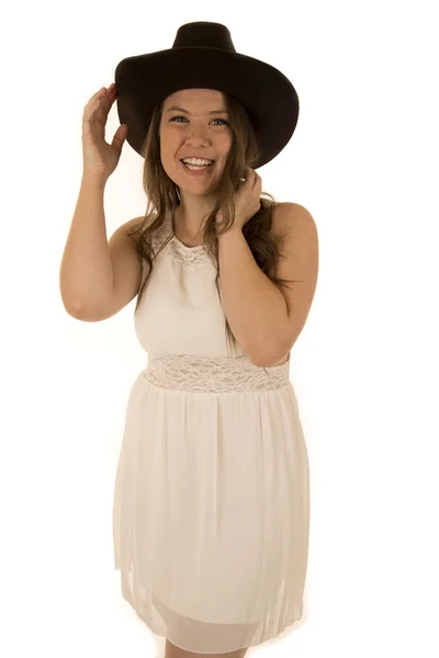 Linda vaquera con un vestido blanco sonriendo feliz — Foto de Stock