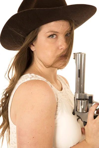 Seriöses Cowgirl mit Pistole im Gesicht — Stockfoto