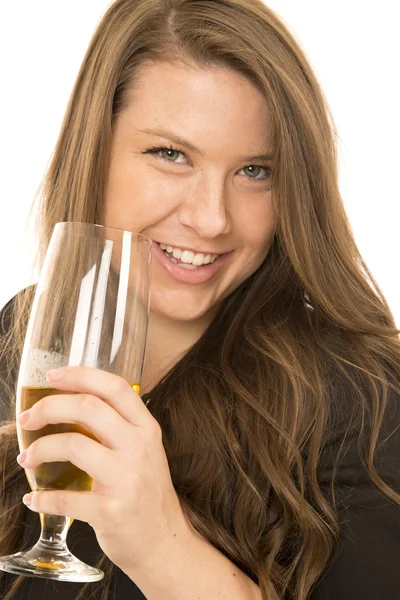 Модель брюнетки с бокалом вина счастливая и улыбающаяся — стоковое фото