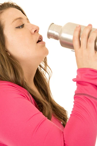 Vrouwelijke model drinken van een fles van roestvrij staal water — Stockfoto