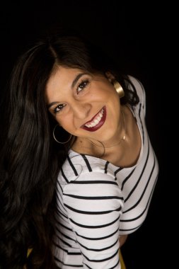 Portriat str giyen güzel koyu complected kadın modeli