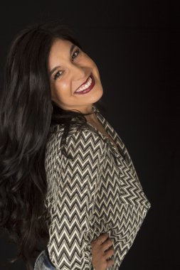 Şaşırtıcı siyah saç modeli büyük bir gülümseme ile