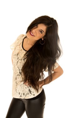 Çok yarış genç kadın modeli portre kameraya doğru eğilerek