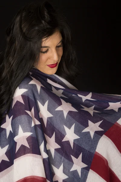 Karanlık complected kadın modeli bir Amerikan bayrağı eşarp sarılmış — Stok fotoğraf
