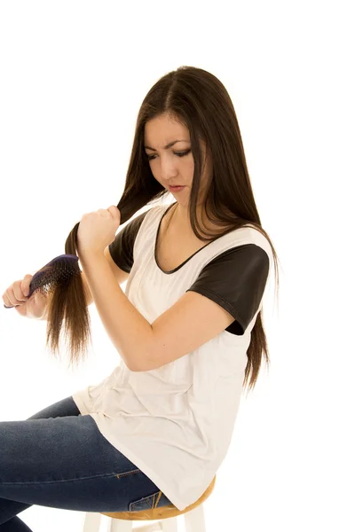 Etniczne cute teen dziewczyna sfrustrowany szczotkuje swoje włosy — Zdjęcie stockowe