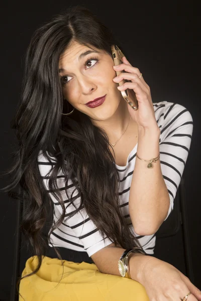 Wspaniały model ciemny siedzący rozmowy na jej telefon komórkowy — Zdjęcie stockowe