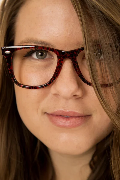Portrait féminin rétractable portant des lunettes rouges et noires — Photo