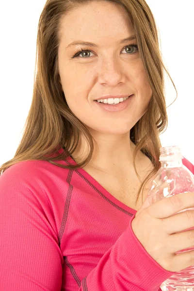 Duidelijk fles water in vrouwelijke model hand portret — Stockfoto