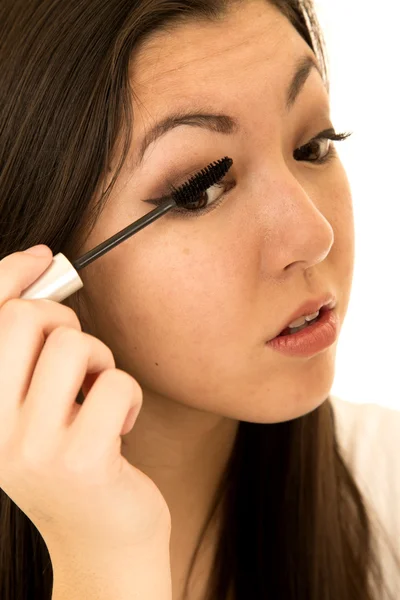 Carino giovanissima ragazza putting su suo mascara — Foto Stock