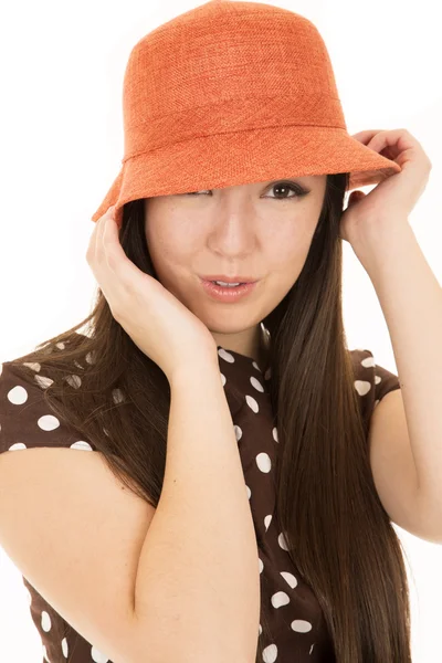 Expression ludique sur le visage des adolescents portant un chapeau orange mignon — Photo