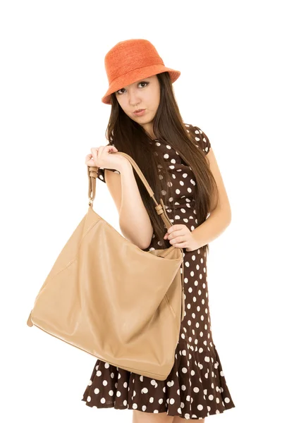 Cute tiener meisje met portemonnee op zoek naar camera dragen polka dot — Stockfoto