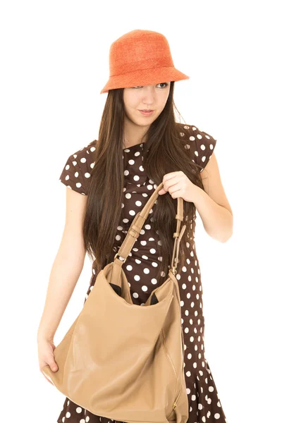 Carino misto razza teen ragazza tenendo il suo borsa indossare un arancio ha — Foto Stock