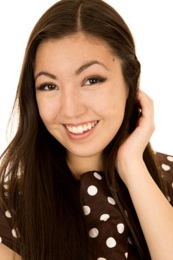 Sevimli genç kız portre kadar saçında eliyle