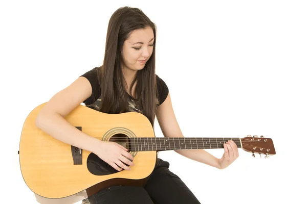 Sevimli kız oturarak onun akustik gitar çalmak — Stok fotoğraf