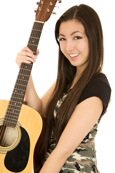 Asiática adolescente americana sosteniendo su guitarra acústica vertical — Foto de Stock