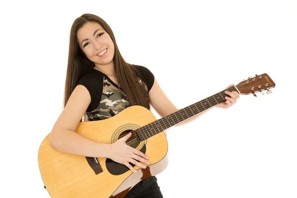 Menina asiática americana feliz tocando sua guitarra acústica — Fotografia de Stock