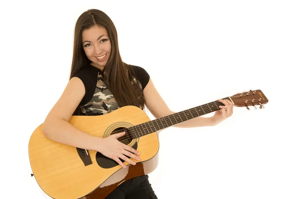 Asiática americana fêmea tocando uma guitarra acústica sorrindo — Fotografia de Stock