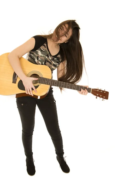 Menina com cabelo no rosto tocando uma guitarra acústica — Fotografia de Stock