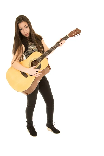 Modelo femenino más joven de pie tocando su guitarra acústica — Foto de Stock