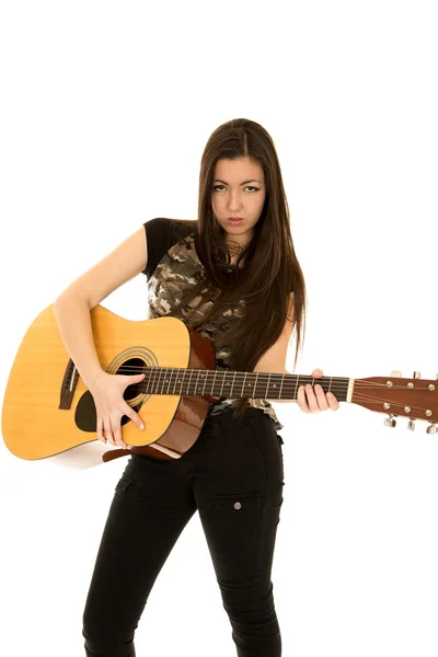 Modelo femenino más joven tocando la guitarra expresión facial seria — Foto de Stock